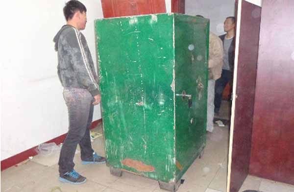 大型保險(xiǎn)柜搬運(yùn)